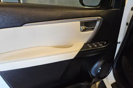 TOYOTA Hilux SW4 2.8 4P SRX 4X4 DIAMOND 7 LUGARES TURBO DIESEL AUTOM�TICO, Foto 10