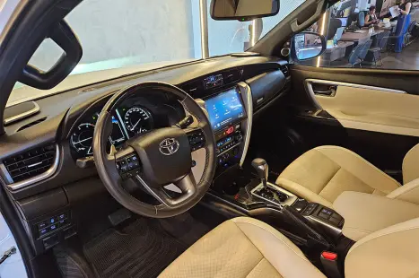 TOYOTA Hilux SW4 2.8 4P SRX 4X4 DIAMOND 7 LUGARES TURBO DIESEL AUTOM�TICO, Foto 12