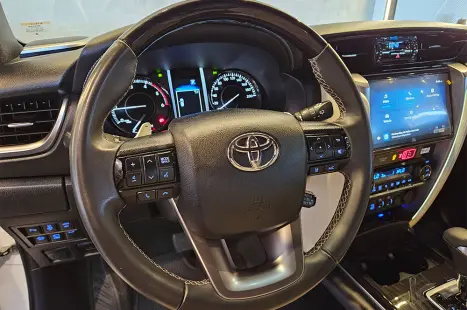 TOYOTA Hilux SW4 2.8 4P SRX 4X4 DIAMOND 7 LUGARES TURBO DIESEL AUTOM�TICO, Foto 13