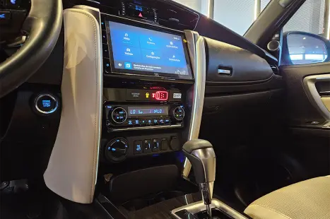 TOYOTA Hilux SW4 2.8 4P SRX 4X4 DIAMOND 7 LUGARES TURBO DIESEL AUTOM�TICO, Foto 14