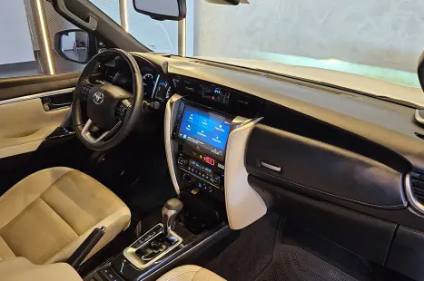 TOYOTA Hilux SW4 2.8 4P SRX 4X4 DIAMOND 7 LUGARES TURBO DIESEL AUTOM�TICO, Foto 16