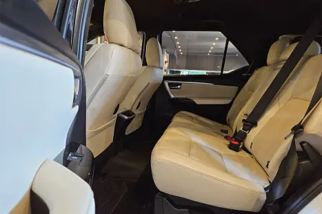 TOYOTA Hilux SW4 2.8 4P SRX 4X4 DIAMOND 7 LUGARES TURBO DIESEL AUTOM�TICO, Foto 17