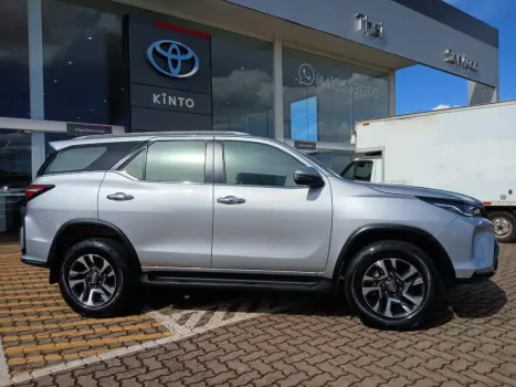 TOYOTA Hilux SW4 2.8 16V 4P SRX PLATINUM 4X4 7 LUGARES TURBO DIESEL AUTOM�TICO, Foto 4