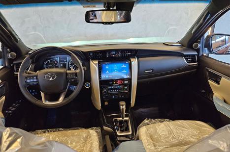 TOYOTA Hilux SW4 2.8 4P SRX 4X4 DIAMOND 7 LUGARES TURBO DIESEL AUTOM�TICO, Foto 13