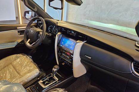 TOYOTA Hilux SW4 2.8 4P SRX 4X4 DIAMOND 7 LUGARES TURBO DIESEL AUTOM�TICO, Foto 15