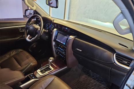 TOYOTA Hilux SW4 2.8 16V 4P SRX 4X4 7 LUGARES TURBO DIESEL AUTOM�TICO, Foto 17