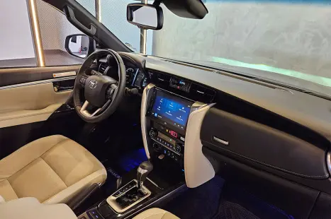 TOYOTA Hilux SW4 2.8 4P SRX 4X4 DIAMOND 7 LUGARES TURBO DIESEL AUTOM�TICO, Foto 10