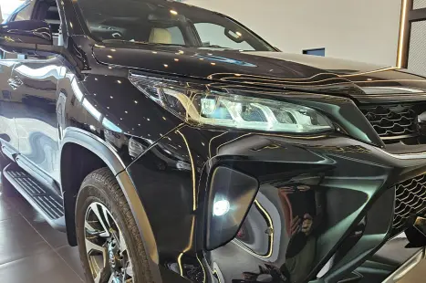 TOYOTA Hilux SW4 2.8 4P SRX 4X4 DIAMOND 7 LUGARES TURBO DIESEL AUTOM�TICO, Foto 14