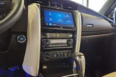 TOYOTA Hilux SW4 2.8 4P SRX 4X4 DIAMOND 7 LUGARES TURBO DIESEL AUTOM�TICO, Foto 15