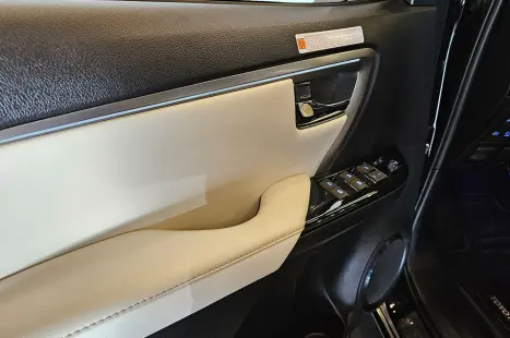 TOYOTA Hilux SW4 2.8 4P SRX 4X4 DIAMOND 7 LUGARES TURBO DIESEL AUTOM�TICO, Foto 16