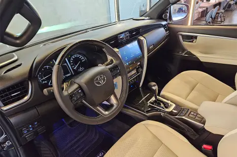 TOYOTA Hilux SW4 2.8 4P SRX 4X4 DIAMOND 7 LUGARES TURBO DIESEL AUTOM�TICO, Foto 17