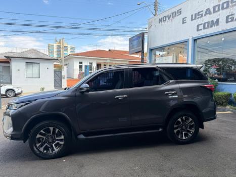 TOYOTA Hilux SW4 2.8 4P SRX 4X4 DIAMOND 7 LUGARES TURBO DIESEL AUTOM�TICO, Foto 3