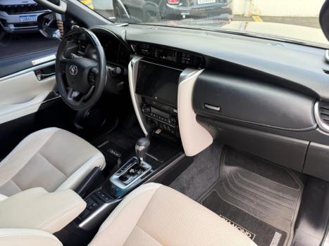 TOYOTA Hilux SW4 2.8 4P SRX 4X4 DIAMOND 7 LUGARES TURBO DIESEL AUTOM�TICO, Foto 10