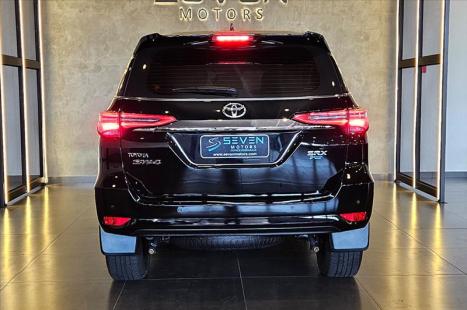 TOYOTA Hilux SW4 2.8 4P SRX 4X4 DIAMOND 7 LUGARES TURBO DIESEL AUTOM�TICO, Foto 4