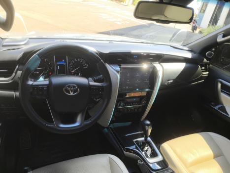 TOYOTA Hilux SW4 2.8 4P SRX 4X4 DIAMOND 7 LUGARES TURBO DIESEL AUTOM�TICO, Foto 17