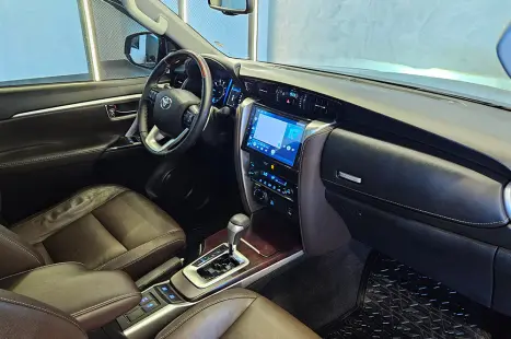 TOYOTA Hilux SW4 4.0 V6 24V 4P SRX 4X4 7 LUGARES AUTOM�TICO, Foto 12