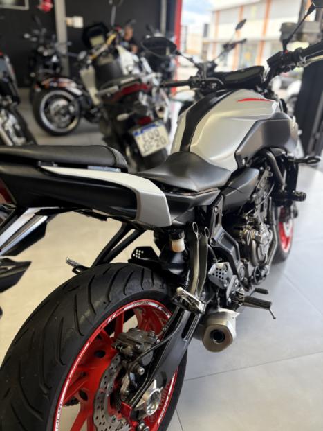 YAMAHA MT-07 700 ABS, Foto 2
