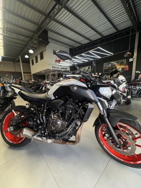 YAMAHA MT-07 700 ABS, Foto 4