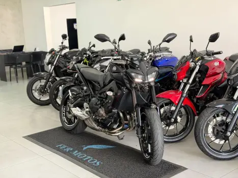 YAMAHA MT-09 850 ABS, Foto 2