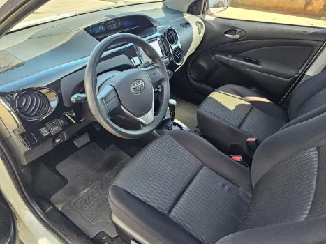 TOYOTA Etios Hatch 1.3 16V 4P FLEX X AUTOMTICO, Foto 10