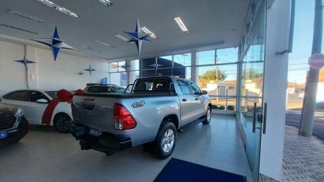 TOYOTA Hilux Caminhonete 2.8 4P 4X4 DIESEL CABINE DUPLA, Foto 2