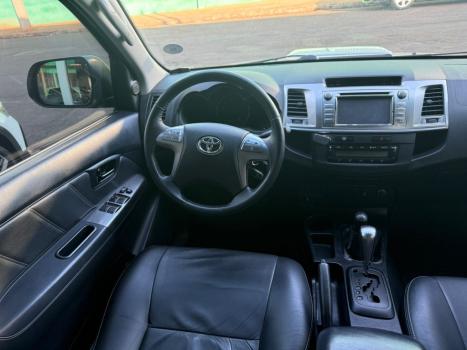 TOYOTA Hilux Caminhonete 3.0 4P 4X4 SRV TURBO DIESEL CABINE DUPLA AUTOMTICO, Foto 6
