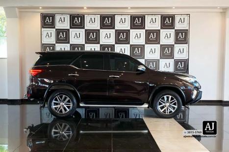 TOYOTA Hilux SW4 2.8 16V 4P SRX 4X4 7 LUGARES TURBO DIESEL AUTOMTICO, Foto 4