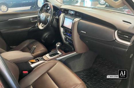TOYOTA Hilux SW4 2.8 16V 4P SRX 4X4 7 LUGARES TURBO DIESEL AUTOMTICO, Foto 11