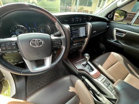 TOYOTA Hilux SW4 2.8 16V 4P SRX 4X4 7 LUGARES TURBO DIESEL AUTOMTICO, Foto 3