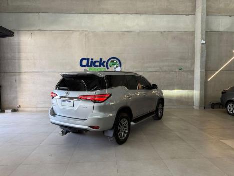 TOYOTA Hilux SW4 2.8 16V 4P SRX 4X4 7 LUGARES TURBO DIESEL AUTOMTICO, Foto 3