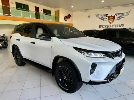 TOYOTA Hilux SW4 2.8 4P SRX 4X4 DIAMOND 7 LUGARES TURBO DIESEL AUTOMTICO, Foto 1