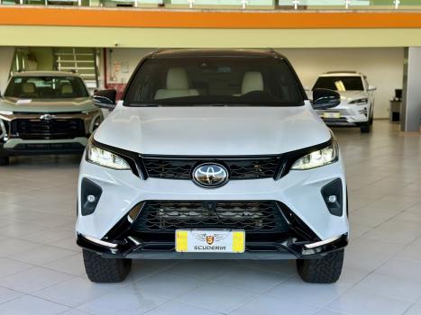 TOYOTA Hilux SW4 2.8 4P SRX 4X4 DIAMOND 7 LUGARES TURBO DIESEL AUTOMTICO, Foto 2