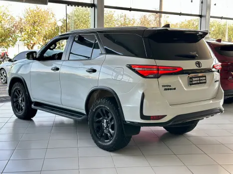 TOYOTA Hilux SW4 2.8 4P SRX 4X4 DIAMOND 7 LUGARES TURBO DIESEL AUTOMTICO, Foto 4