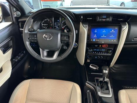 TOYOTA Hilux SW4 2.8 4P SRX 4X4 DIAMOND 7 LUGARES TURBO DIESEL AUTOMTICO, Foto 7