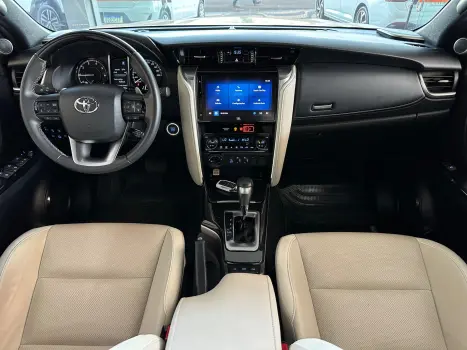 TOYOTA Hilux SW4 2.8 4P SRX 4X4 DIAMOND 7 LUGARES TURBO DIESEL AUTOMTICO, Foto 8