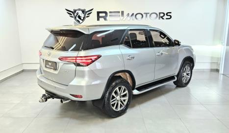 TOYOTA Hilux SW4 2.8 16V 4P SRX 4X4 7 LUGARES TURBO DIESEL AUTOMTICO, Foto 3