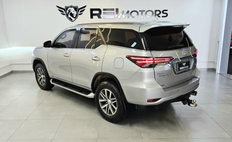 TOYOTA Hilux SW4 2.8 16V 4P SRX 4X4 7 LUGARES TURBO DIESEL AUTOMTICO, Foto 4