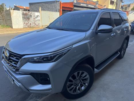 TOYOTA Hilux SW4 2.8 16V 4P SRX 4X4 7 LUGARES TURBO DIESEL AUTOMTICO, Foto 2