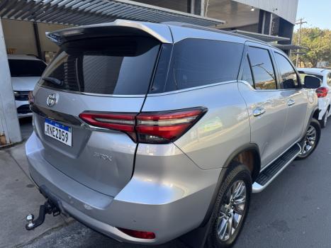 TOYOTA Hilux SW4 2.8 16V 4P SRX 4X4 7 LUGARES TURBO DIESEL AUTOMTICO, Foto 4