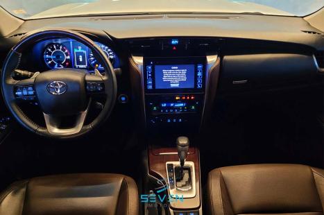 TOYOTA Hilux SW4 2.8 4P SRX 4X4 TURBO DIESEL AUTOMTICO, Foto 10