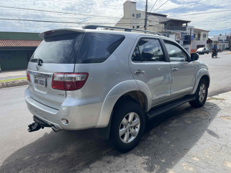 TOYOTA Hilux SW4 3.0 16V 4P SRV 4X4 7 LUGARES TURBO DIESEL AUTOMTICO, Foto 4