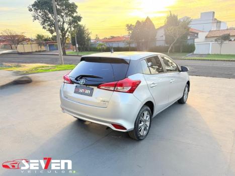 TOYOTA Yaris Hatch 1.3 16V 4P FLEX XL PLUS TECH MULTIDRIVE AUTOMTICO CVT, Foto 2