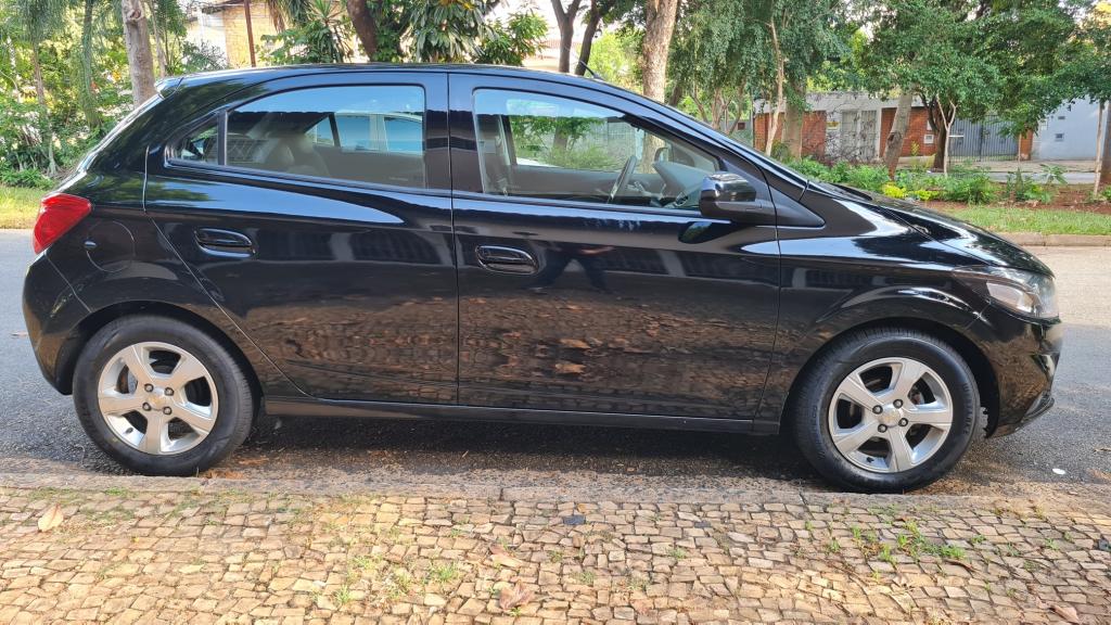 CHEVROLET Onix Hatch - Foto