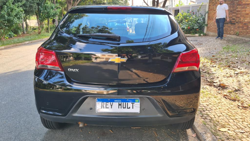CHEVROLET Onix Hatch - Foto