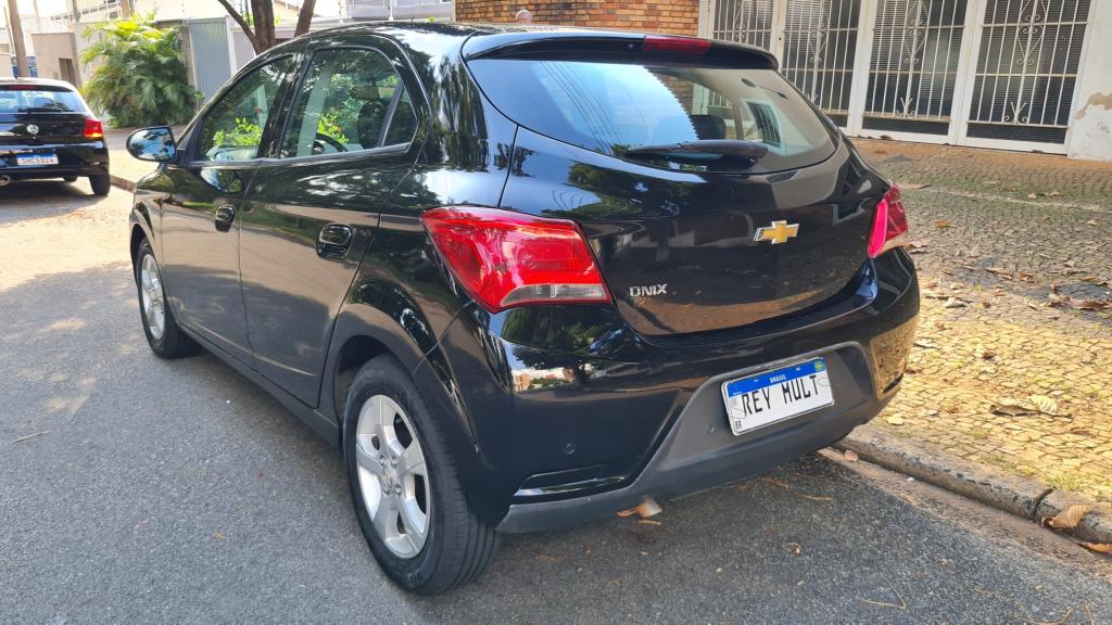 CHEVROLET Onix Hatch - Foto