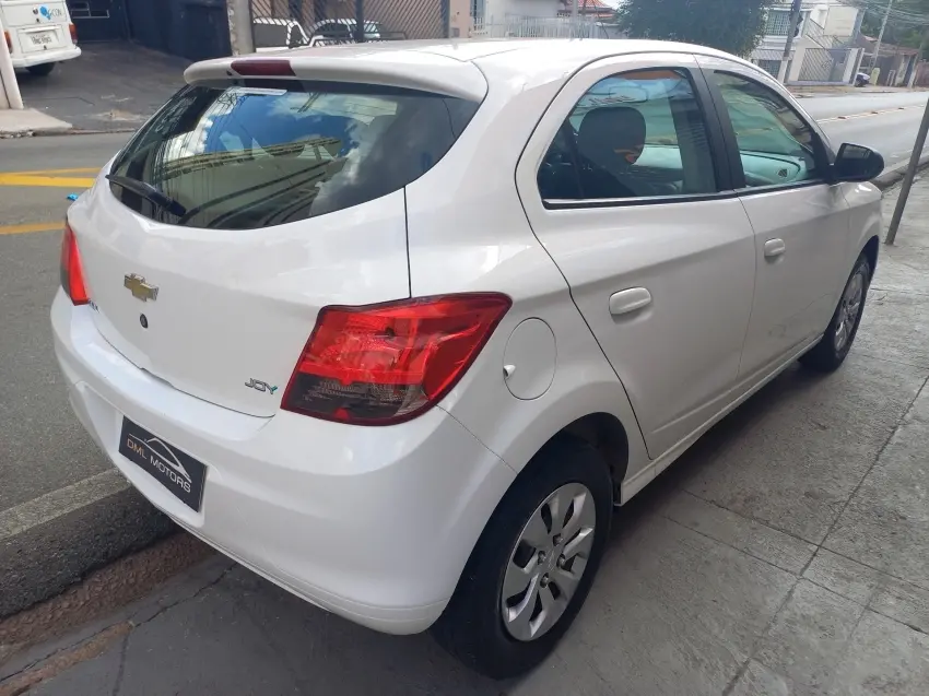 CHEVROLET Onix Hatch - Foto