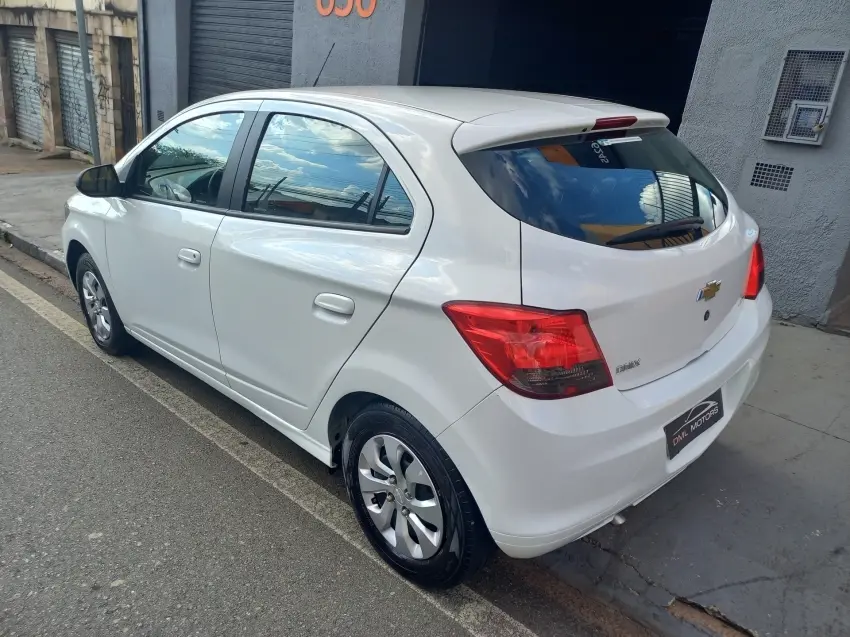 CHEVROLET Onix Hatch - Foto