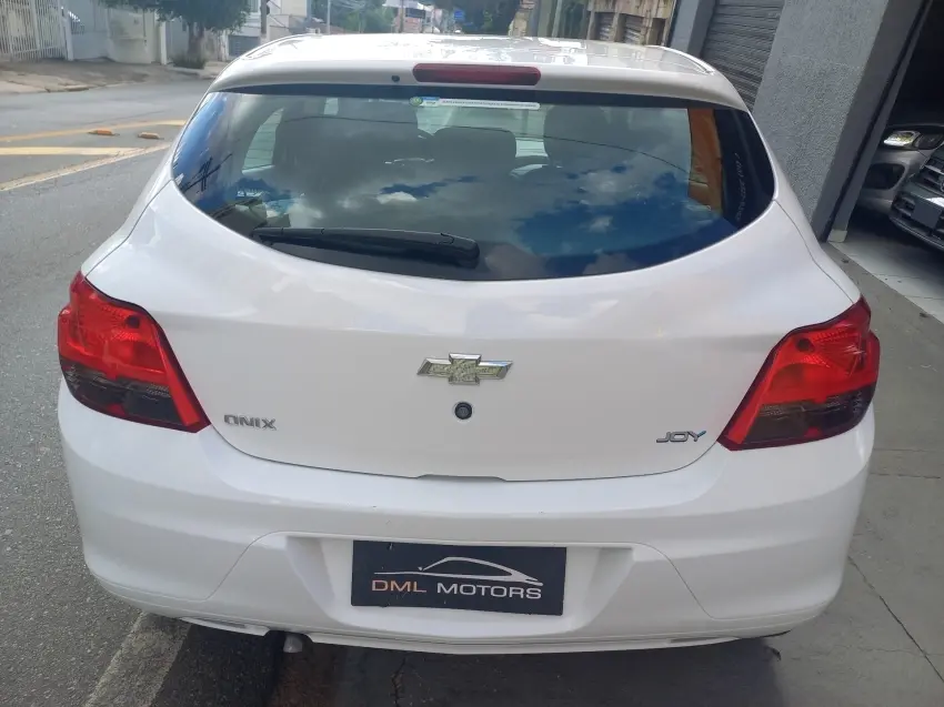 CHEVROLET Onix Hatch - Foto