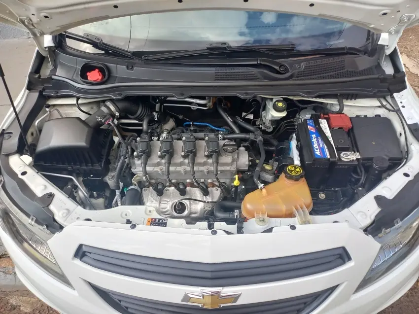 CHEVROLET Onix Hatch - Foto