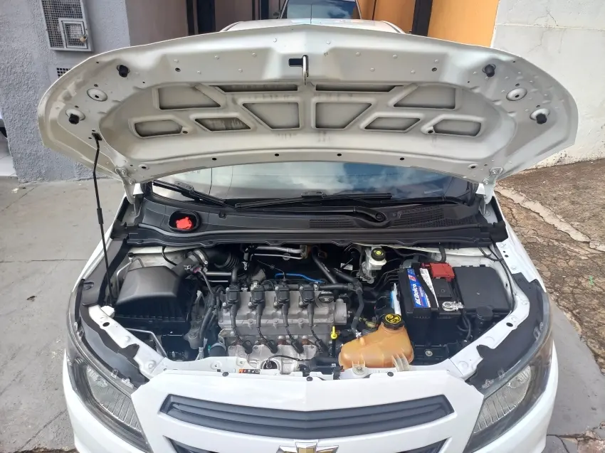 CHEVROLET Onix Hatch - Foto